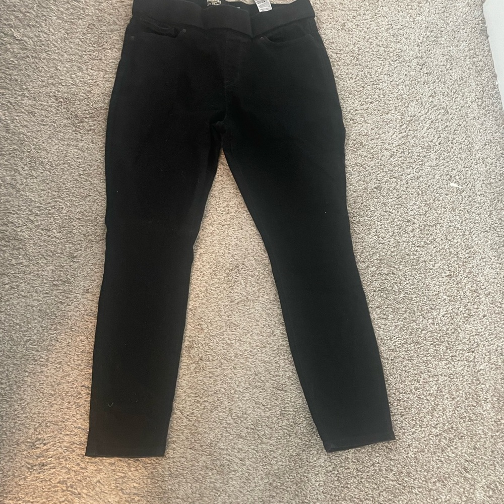 Signature Women's Classic Black Skinny Jeans